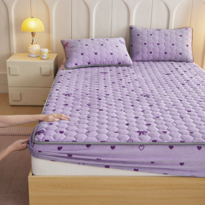 91家纺网 家纺一手货源 找家纺 情煊家纺 2025新款保暖牛奶绒夹棉床笠-床笠款 紫爱心