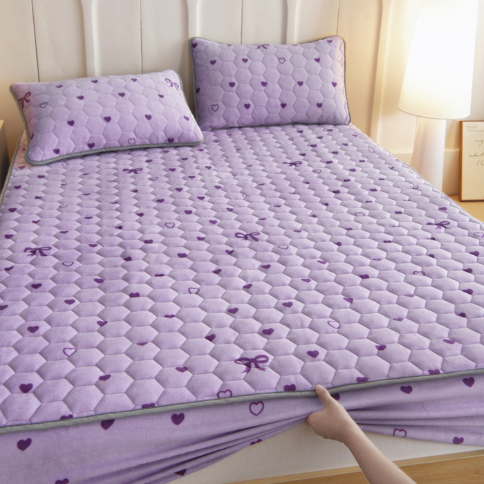 91家纺网 家纺一手货源 找家纺 情煊家纺 2025新款保暖牛奶绒夹棉床笠-床笠款 紫爱心