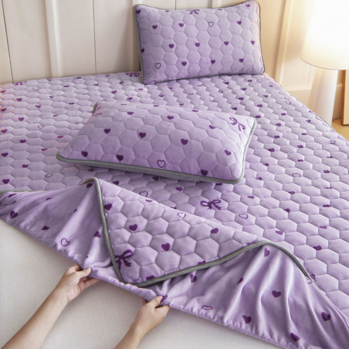 91家纺网 家纺一手货源 找家纺 情煊家纺 2025新款保暖牛奶绒夹棉床笠-床笠款 紫爱心