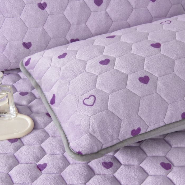 91家纺网 家纺一手货源 找家纺 情煊家纺 2025新款保暖牛奶绒夹棉床笠-床笠款 紫爱心