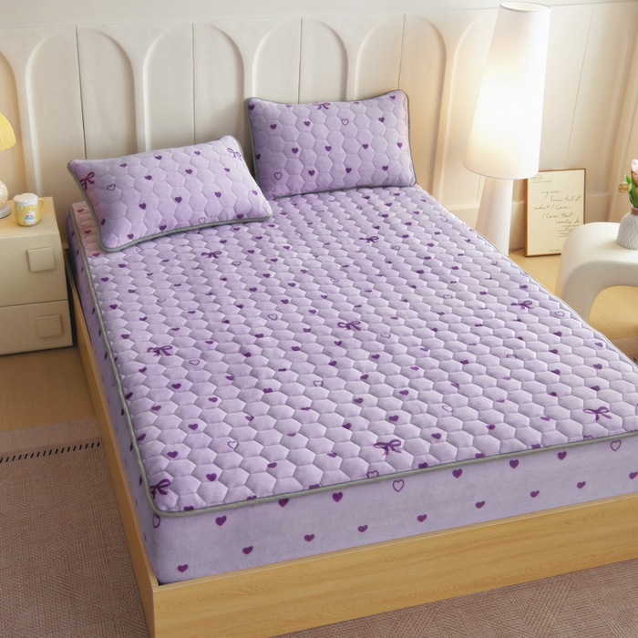 91家纺网 家纺一手货源 找家纺 情煊家纺 2025新款保暖牛奶绒夹棉床笠-床笠款 紫爱心