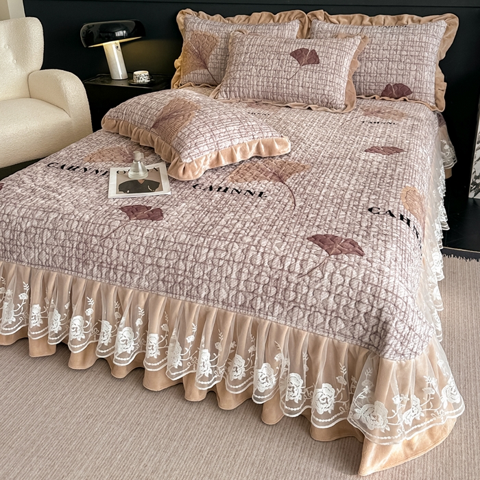 91家纺网 家纺一手货源 找家纺 首选家纺 2025新款直播热款双层蕾丝花边牛奶绒印花床盖四件套床盖单件三件套 梦想起航-咖