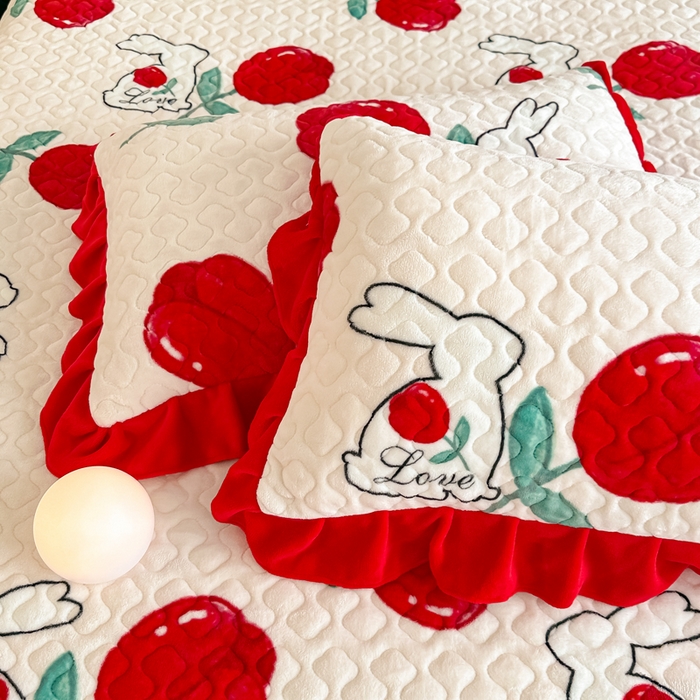 91家纺网 家纺一手货源 找家纺 首选家纺 2025新款直播热款双层蕾丝花边牛奶绒印花床盖四件套床盖单件三件套 郁兔红