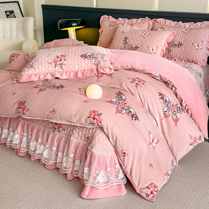 91家纺网 家纺一手货源 找家纺 首选家纺 2025新款直播热款双层蕾丝花边牛奶绒印花床盖四件套床盖单件三件套 蝴蝶漫舞