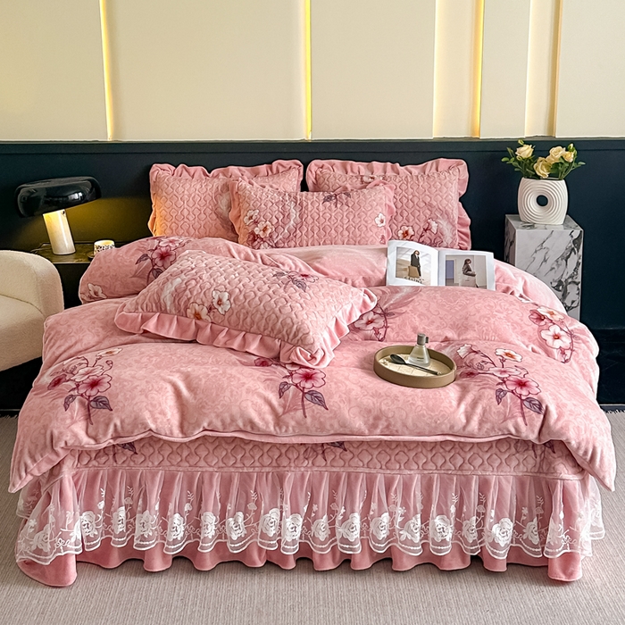 91家纺网 家纺一手货源 找家纺 首选家纺 2025新款直播热款双层蕾丝花边牛奶绒印花床盖四件套床盖单件三件套 花香如梦