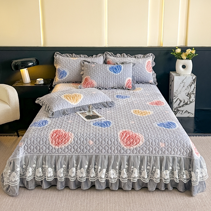 91家纺网 家纺一手货源 找家纺 首选家纺 2025新款直播热款双层蕾丝花边牛奶绒印花床盖四件套床盖单件三件套 心动-灰