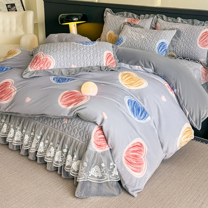 91家纺网 家纺一手货源 找家纺 首选家纺 2025新款直播热款双层蕾丝花边牛奶绒印花床盖四件套床盖单件三件套 心动-灰