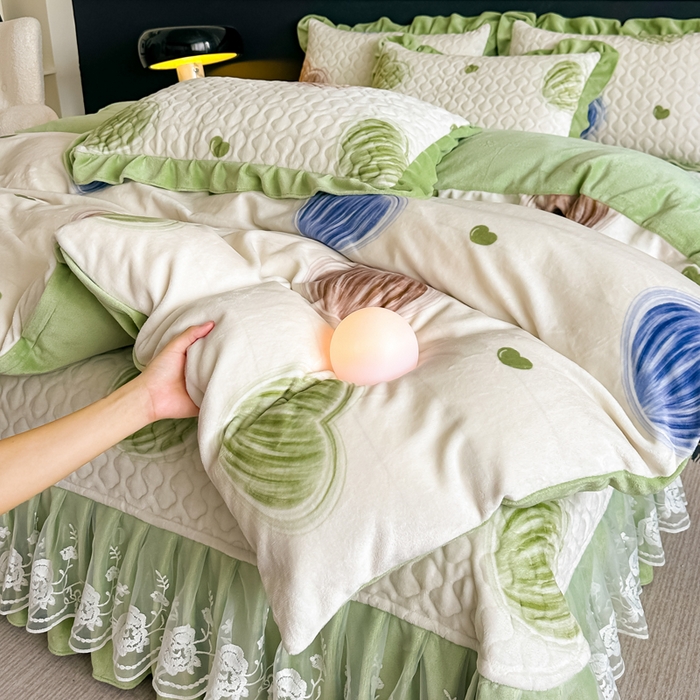 91家纺网 家纺一手货源 找家纺 首选家纺 2025新款直播热款双层蕾丝花边牛奶绒印花床盖四件套床盖单件三件套 心动-绿