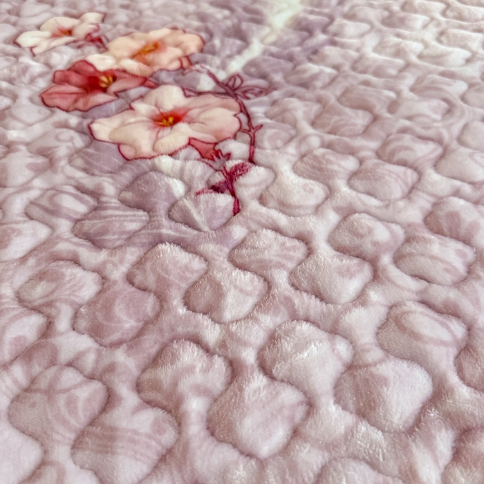 91家纺网 家纺一手货源 找家纺 首选家纺 2025新款直播热款双层蕾丝花边牛奶绒印花床盖四件套床盖单件三件套 紫色花影