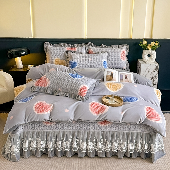 91家纺网 家纺一手货源 找家纺 首选家纺 2025新款直播热款双层蕾丝花边牛奶绒印花床盖四件套床盖单件三件套 心动-灰