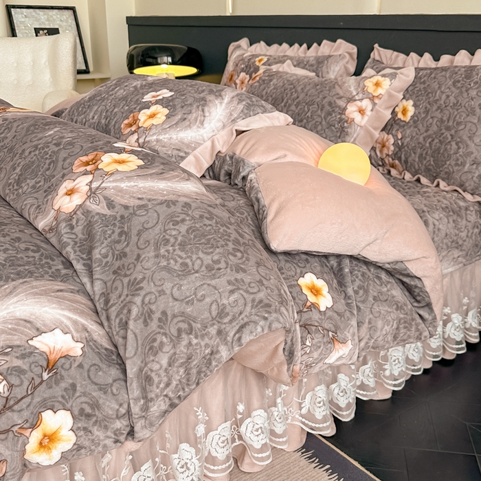 91家纺网 家纺一手货源 找家纺 首选家纺 2025新款直播热款双层蕾丝花边牛奶绒印花床盖四件套床盖单件三件套 诗情画意