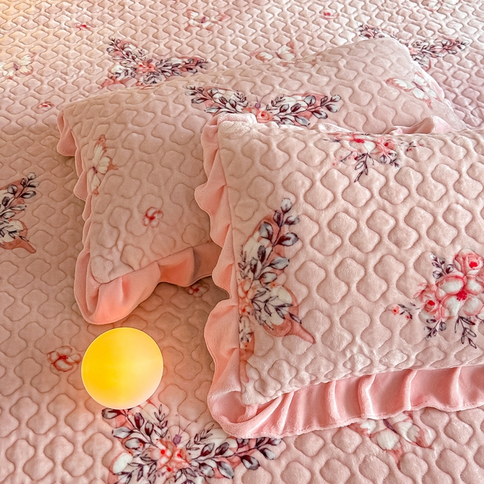 91家纺网 家纺一手货源 找家纺 首选家纺 2025新款直播热款双层蕾丝花边牛奶绒印花床盖四件套床盖单件三件套 蝴蝶漫舞