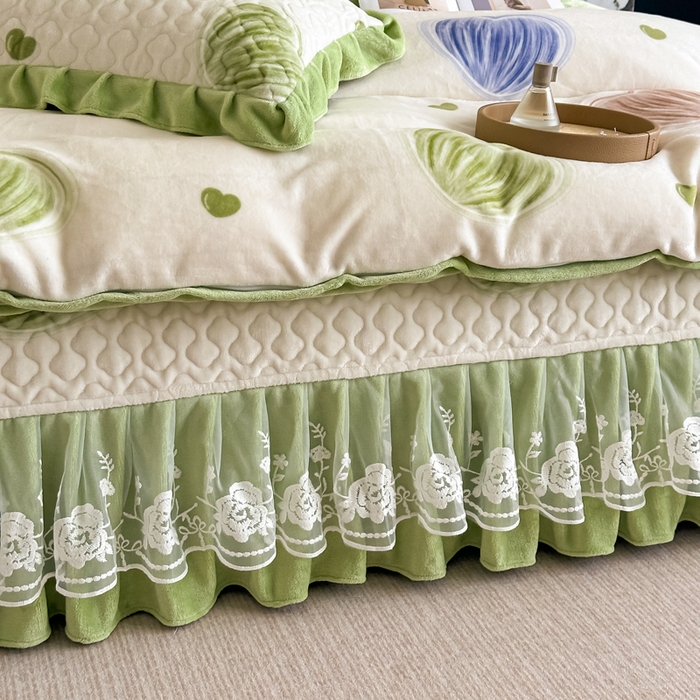 91家纺网 家纺一手货源 找家纺 首选家纺 2025新款直播热款双层蕾丝花边牛奶绒印花床盖四件套床盖单件三件套 心动-绿