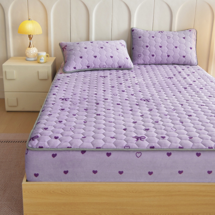 91家纺网 家纺一手货源 找家纺 情煊家纺 2025新款保暖牛奶绒夹棉床笠-床笠款 紫爱心