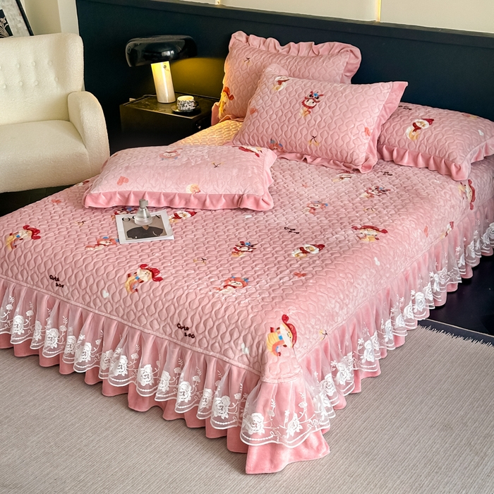 91家纺网 家纺一手货源 找家纺 首选家纺 2025新款直播热款双层蕾丝花边牛奶绒印花床盖四件套床盖单件三件套 动漫乐园