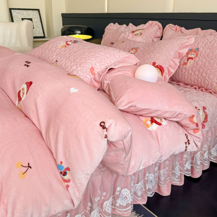 91家纺网 家纺一手货源 找家纺 首选家纺 2025新款直播热款双层蕾丝花边牛奶绒印花床盖四件套床盖单件三件套 动漫乐园