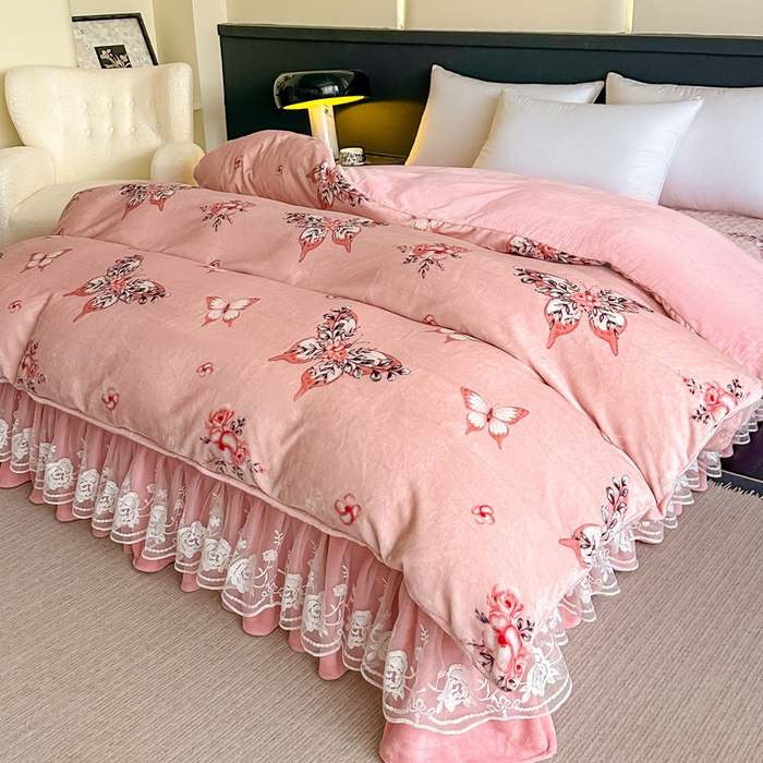 91家纺网 家纺一手货源 找家纺 首选家纺 2025新款直播热款双层蕾丝花边牛奶绒印花床盖四件套床盖单件三件套 蝴蝶漫舞