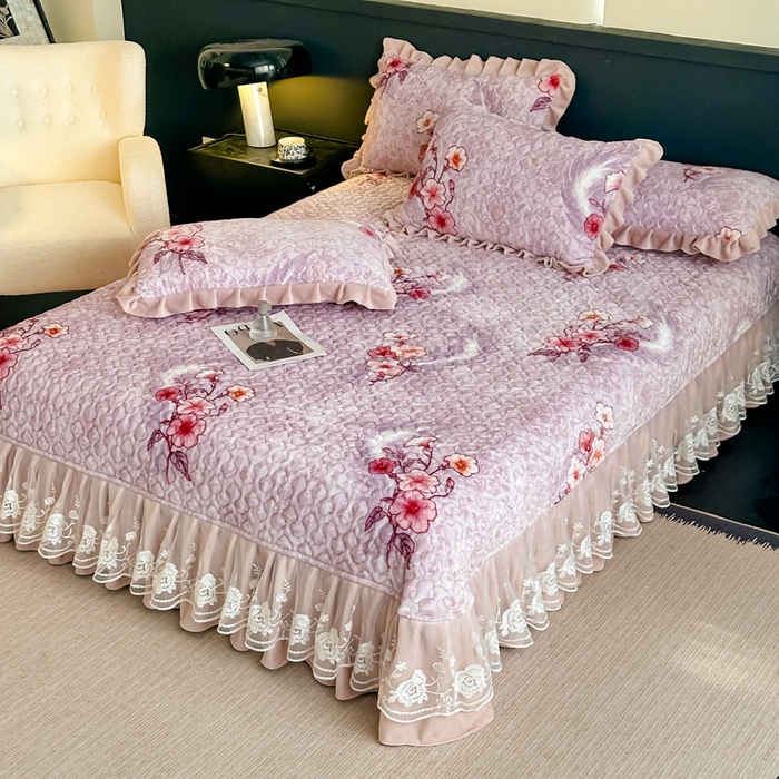 91家纺网 家纺一手货源 找家纺 首选家纺 2025新款直播热款双层蕾丝花边牛奶绒印花床盖四件套床盖单件三件套 紫色花影