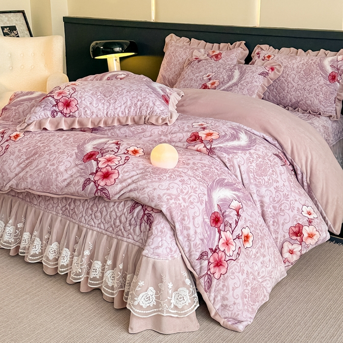 91家纺网 家纺一手货源 找家纺 首选家纺 2025新款直播热款双层蕾丝花边牛奶绒印花床盖四件套床盖单件三件套 紫色花影