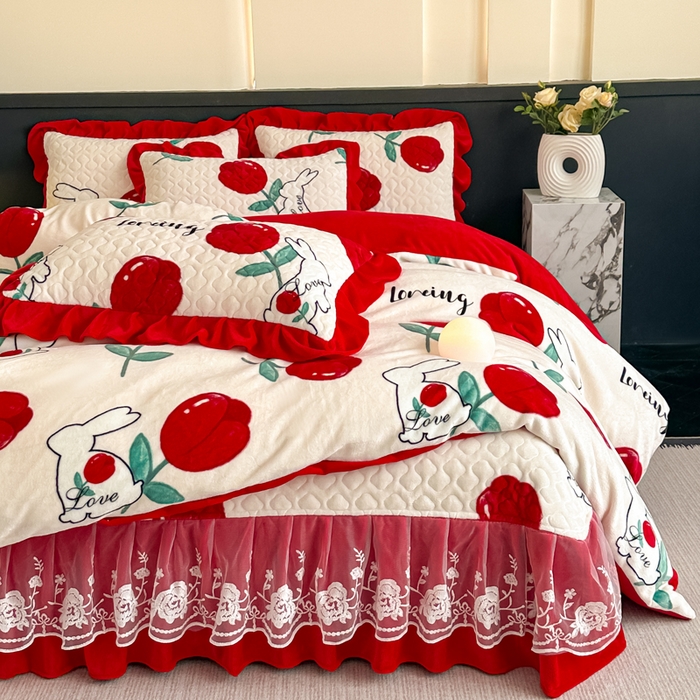 91家纺网 家纺一手货源 找家纺 首选家纺 2025新款直播热款双层蕾丝花边牛奶绒印花床盖四件套床盖单件三件套 郁兔红