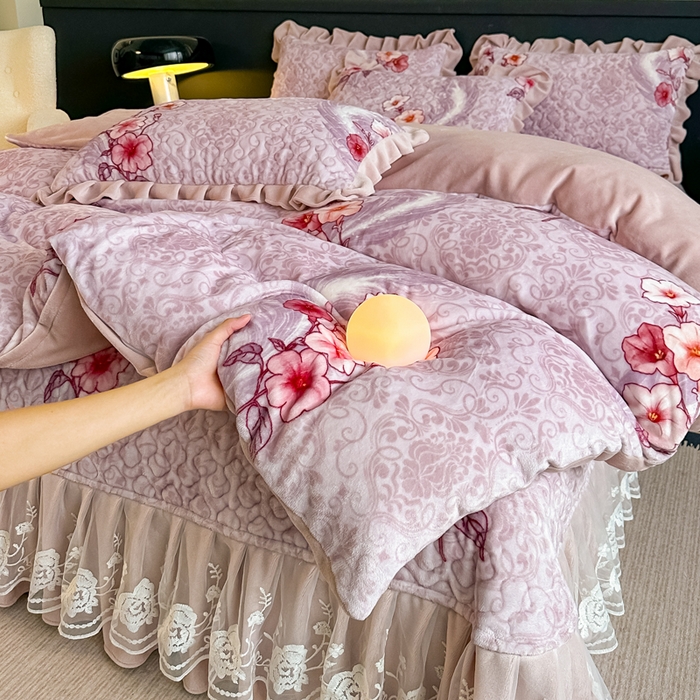 91家纺网 家纺一手货源 找家纺 首选家纺 2025新款直播热款双层蕾丝花边牛奶绒印花床盖四件套床盖单件三件套 紫色花影