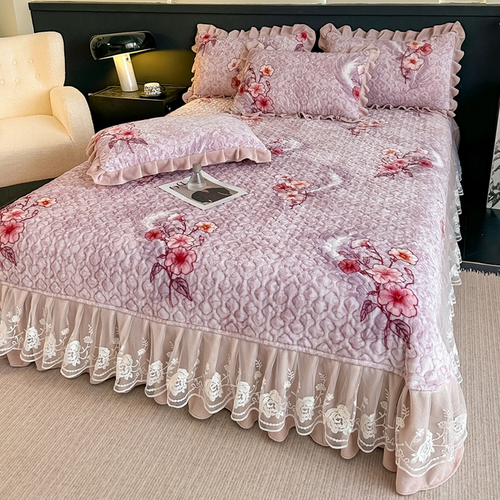 91家纺网 家纺一手货源 找家纺 首选家纺 2025新款直播热款双层蕾丝花边牛奶绒印花床盖四件套床盖单件三件套 紫色花影