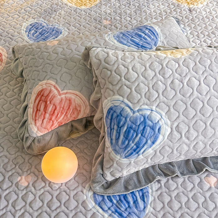 91家纺网 家纺一手货源 找家纺 首选家纺 2025新款直播热款双层蕾丝花边牛奶绒印花床盖四件套床盖单件三件套 心动-灰