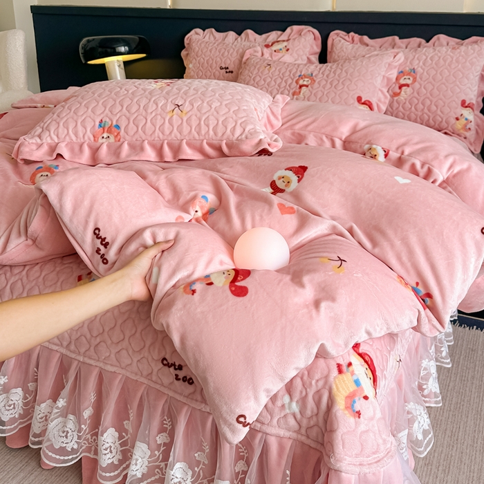 91家纺网 家纺一手货源 找家纺 首选家纺 2025新款直播热款双层蕾丝花边牛奶绒印花床盖四件套床盖单件三件套 动漫乐园