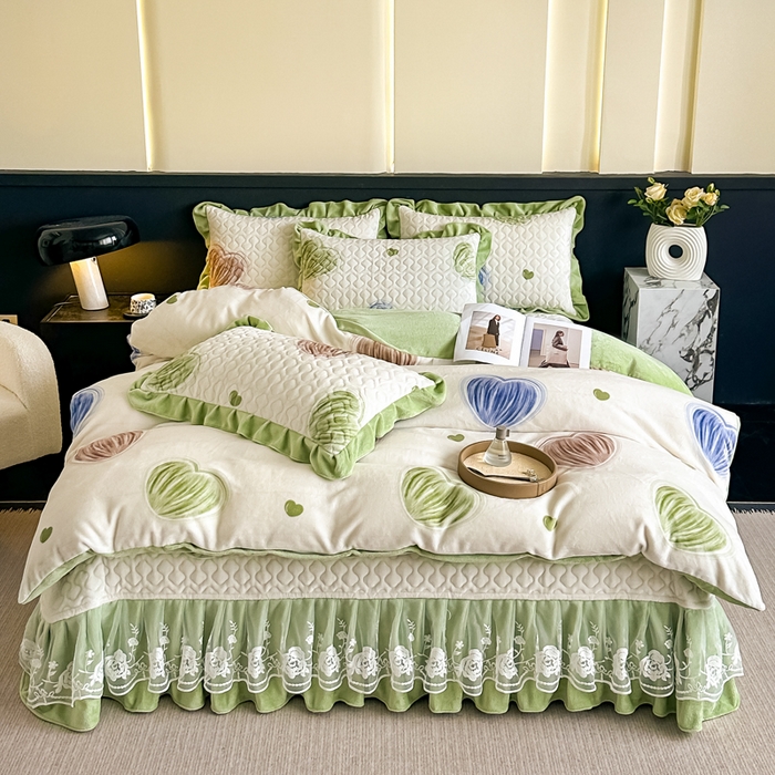 91家纺网 家纺一手货源 找家纺 首选家纺 2025新款直播热款双层蕾丝花边牛奶绒印花床盖四件套床盖单件三件套 心动-绿
