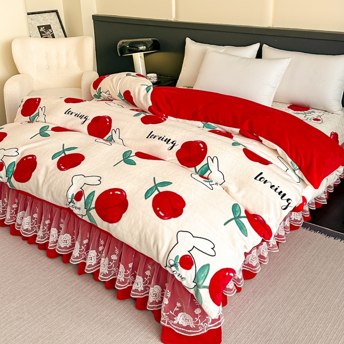 91家纺网 家纺一手货源 找家纺 首选家纺 2025新款直播热款双层蕾丝花边牛奶绒印花床盖四件套床盖单件三件套 郁兔红