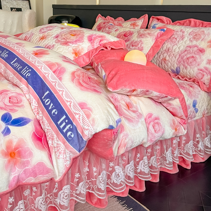 91家纺网 家纺一手货源 找家纺 首选家纺 2025新款直播热款双层蕾丝花边牛奶绒印花床盖四件套床盖单件三件套 阳光玫瑰