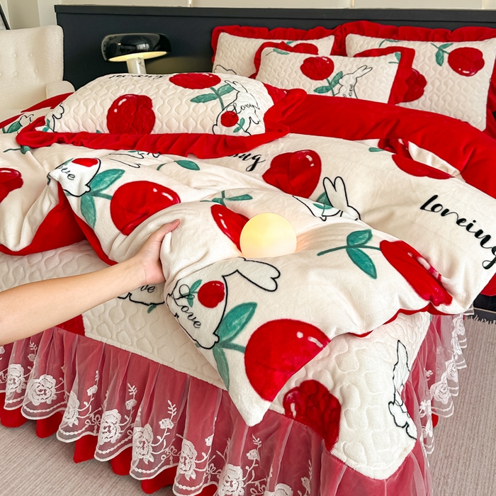 91家纺网 家纺一手货源 找家纺 首选家纺 2025新款直播热款双层蕾丝花边牛奶绒印花床盖四件套床盖单件三件套 郁兔红