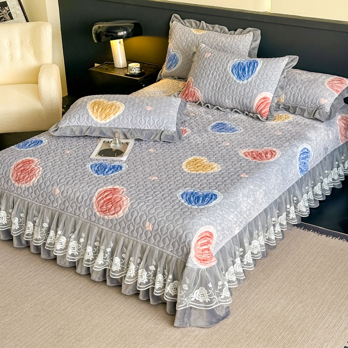 91家纺网 家纺一手货源 找家纺 首选家纺 2025新款直播热款双层蕾丝花边牛奶绒印花床盖四件套床盖单件三件套 心动-灰