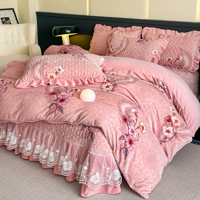 91家纺网 家纺一手货源 找家纺 首选家纺 2025新款直播热款双层蕾丝花边牛奶绒印花床盖四件套床盖单件三件套 花香如梦