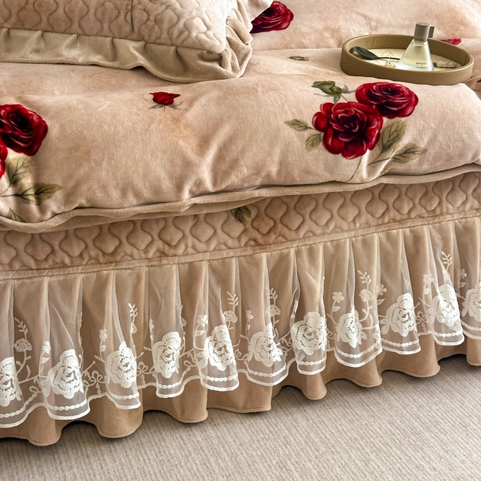 91家纺网 家纺一手货源 找家纺 首选家纺 2025新款直播热款双层蕾丝花边牛奶绒印花床盖四件套床盖单件三件套 瑞丽