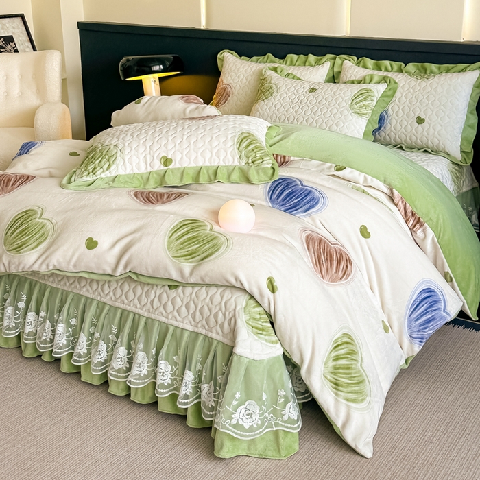 91家纺网 家纺一手货源 找家纺 首选家纺 2025新款直播热款双层蕾丝花边牛奶绒印花床盖四件套床盖单件三件套 心动-绿