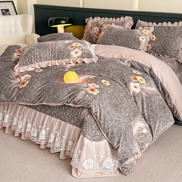 91家纺网 家纺一手货源 找家纺 首选家纺 2025新款直播热款双层蕾丝花边牛奶绒印花床盖四件套床盖单件三件套 诗情画意