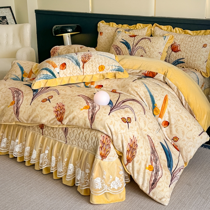 91家纺网 家纺一手货源 找家纺 首选家纺 2025新款直播热款双层蕾丝花边牛奶绒印花床盖四件套床盖单件三件套 大麦乐田