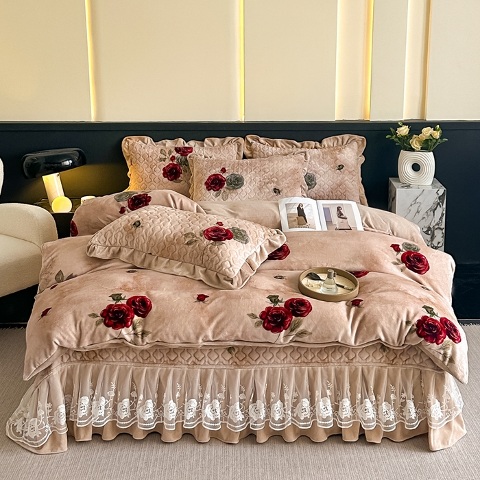 91家纺网 家纺一手货源 找家纺 首选家纺 2025新款直播热款双层蕾丝花边牛奶绒印花床盖四件套床盖单件三件套 瑞丽