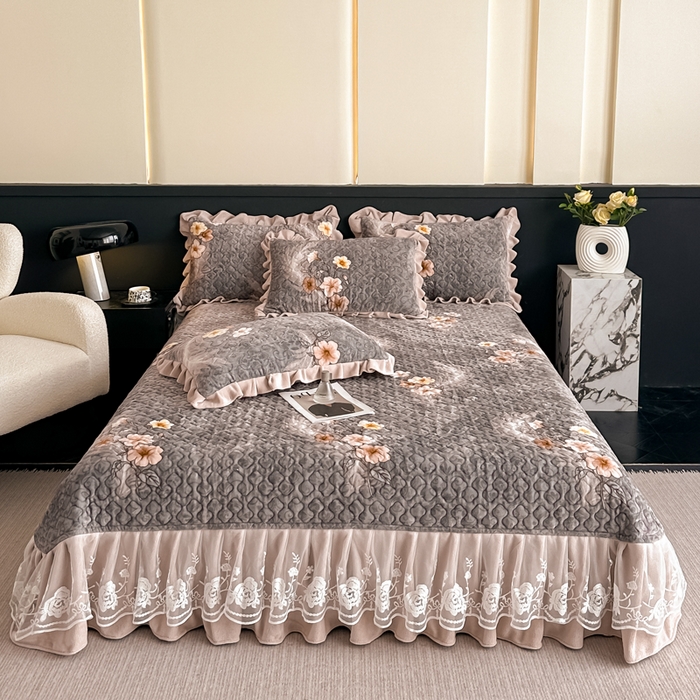 91家纺网 家纺一手货源 找家纺 首选家纺 2025新款直播热款双层蕾丝花边牛奶绒印花床盖四件套床盖单件三件套 诗情画意