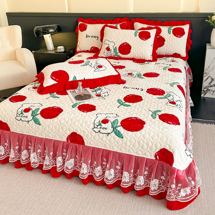 91家纺网 家纺一手货源 找家纺 首选家纺 2025新款直播热款双层蕾丝花边牛奶绒印花床盖四件套床盖单件三件套 郁兔红