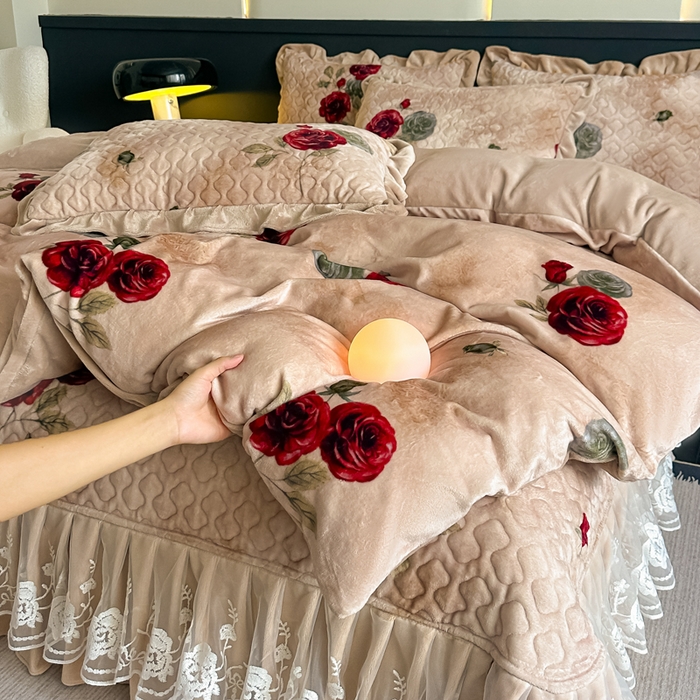 91家纺网 家纺一手货源 找家纺 首选家纺 2025新款直播热款双层蕾丝花边牛奶绒印花床盖四件套床盖单件三件套 瑞丽