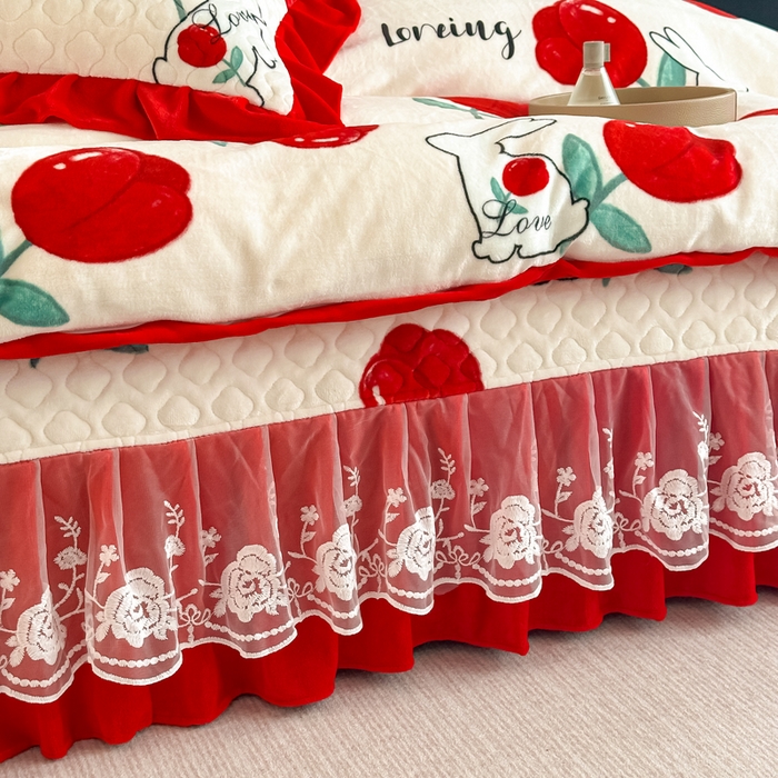 91家纺网 家纺一手货源 找家纺 首选家纺 2025新款直播热款双层蕾丝花边牛奶绒印花床盖四件套床盖单件三件套 郁兔红