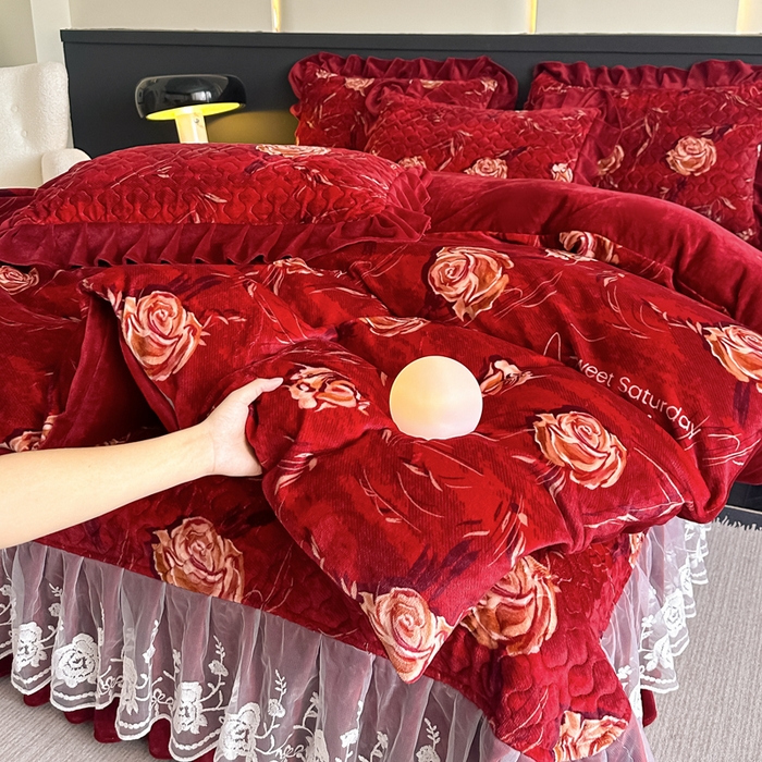 91家纺网 家纺一手货源 找家纺 首选家纺 2025新款直播热款双层蕾丝花边牛奶绒印花床盖四件套床盖单件三件套 盛夏