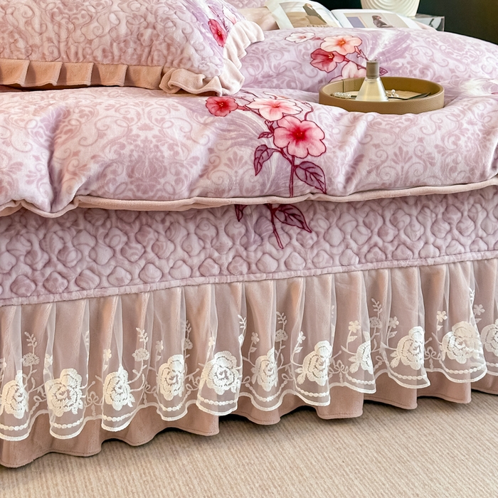 91家纺网 家纺一手货源 找家纺 首选家纺 2025新款直播热款双层蕾丝花边牛奶绒印花床盖四件套床盖单件三件套 紫色花影