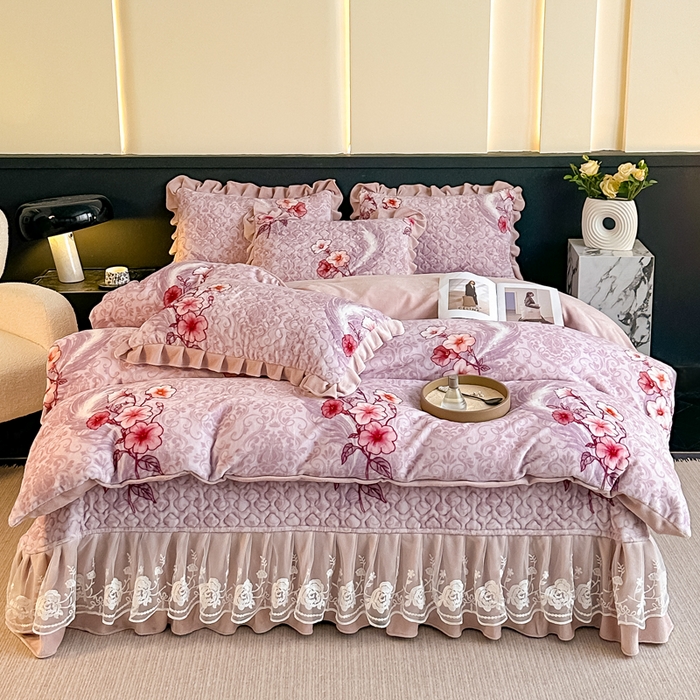 91家纺网 家纺一手货源 找家纺 首选家纺 2025新款直播热款双层蕾丝花边牛奶绒印花床盖四件套床盖单件三件套 紫色花影