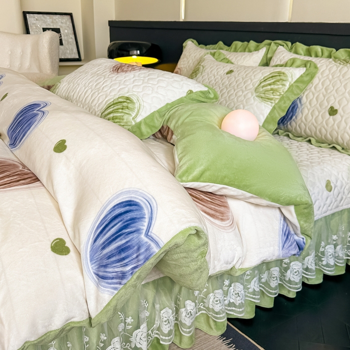 91家纺网 家纺一手货源 找家纺 首选家纺 2025新款直播热款双层蕾丝花边牛奶绒印花床盖四件套床盖单件三件套 心动-绿