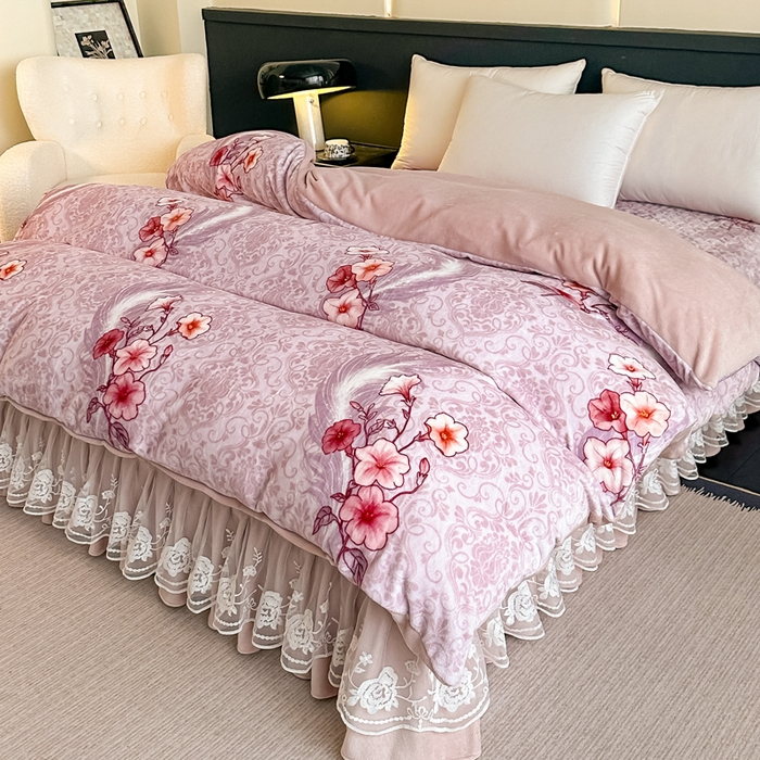 91家纺网 家纺一手货源 找家纺 首选家纺 2025新款直播热款双层蕾丝花边牛奶绒印花床盖四件套床盖单件三件套 紫色花影