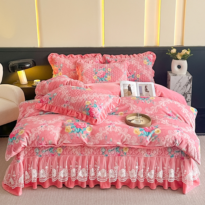 91家纺网 家纺一手货源 找家纺 首选家纺 2025新款直播热款双层蕾丝花边牛奶绒印花床盖四件套床盖单件三件套 魅力花园