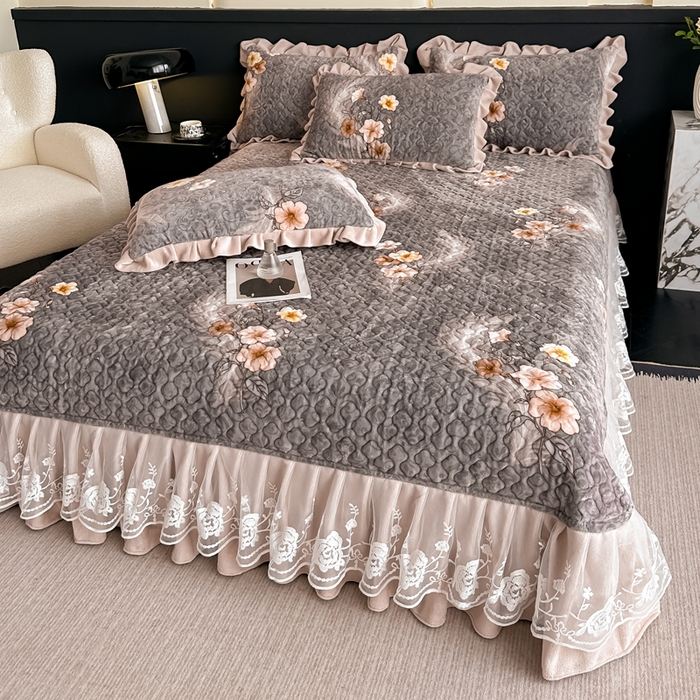 91家纺网 家纺一手货源 找家纺 首选家纺 2025新款直播热款双层蕾丝花边牛奶绒印花床盖四件套床盖单件三件套 诗情画意